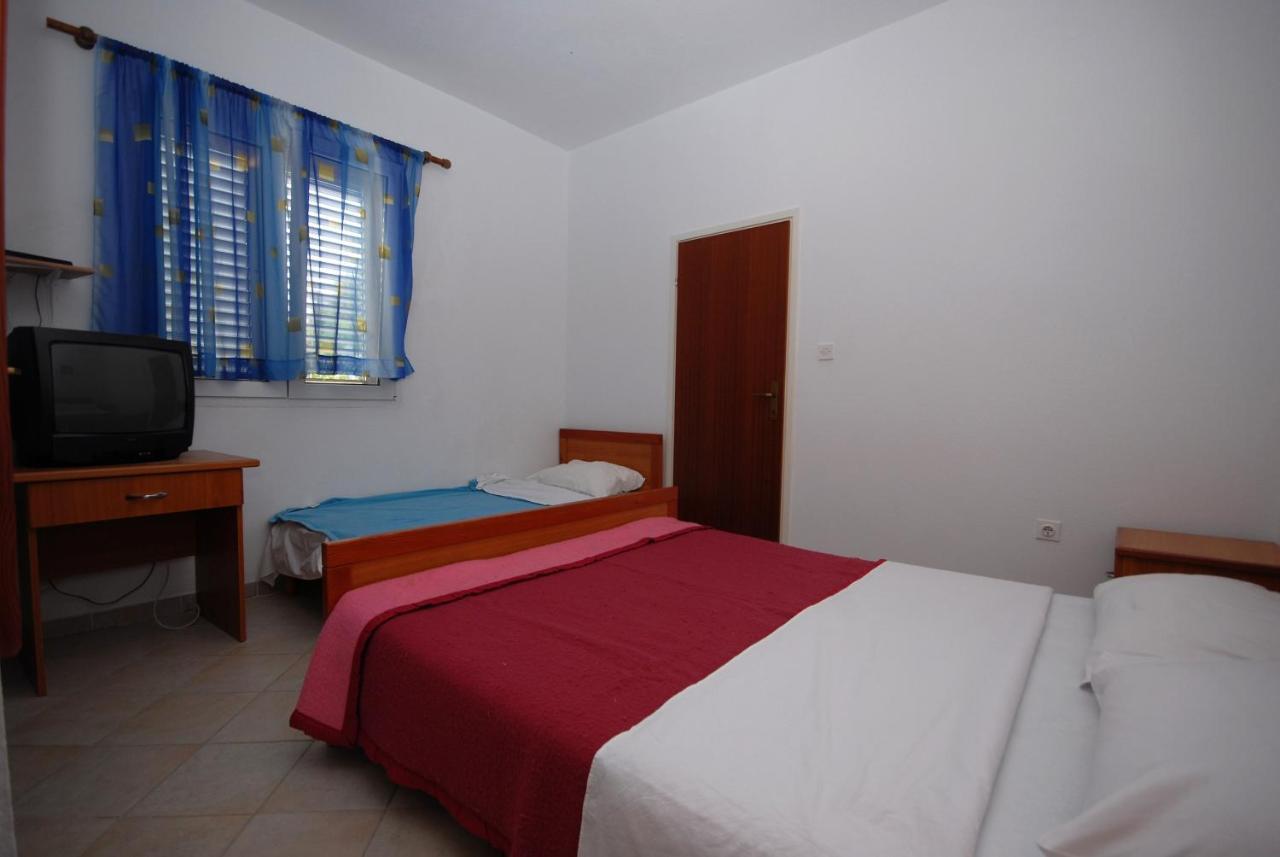 Apartments And Rooms With A Swimming Pool Kali, Ugljan - 14083 外观 照片